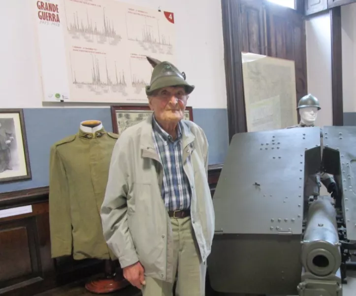 Giuseppe Fornero con il suo cappello da Alpino al museo della Divisione Cuneense, nella sala dedicata alla Prima Guerra Mondiale