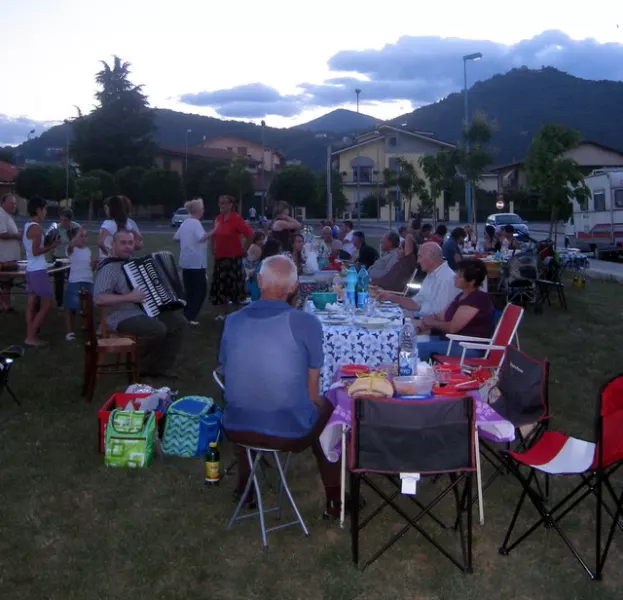 Un momento da una delle scorse edizioni del pic-nic sotto le stelle