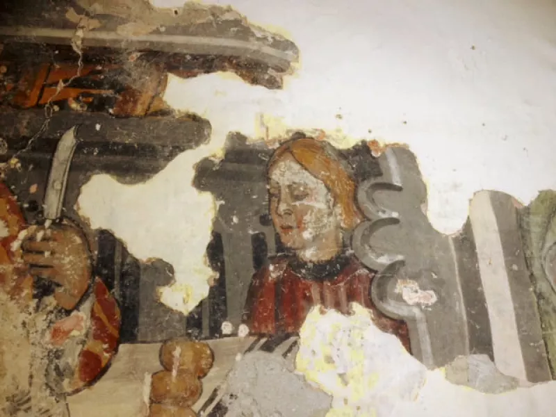 Un frammento di affresco emerso sotto l’intonaco di una parete interna della Cappella di San Giacomo