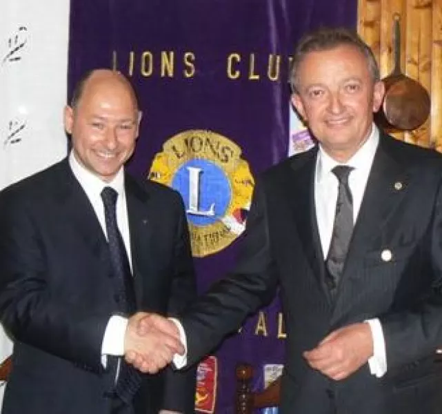 Fabrizio Nasi (a sinistra)  prende le consegne di presidente annuale del Lions Club Busca e Valli da Ezio Caramello