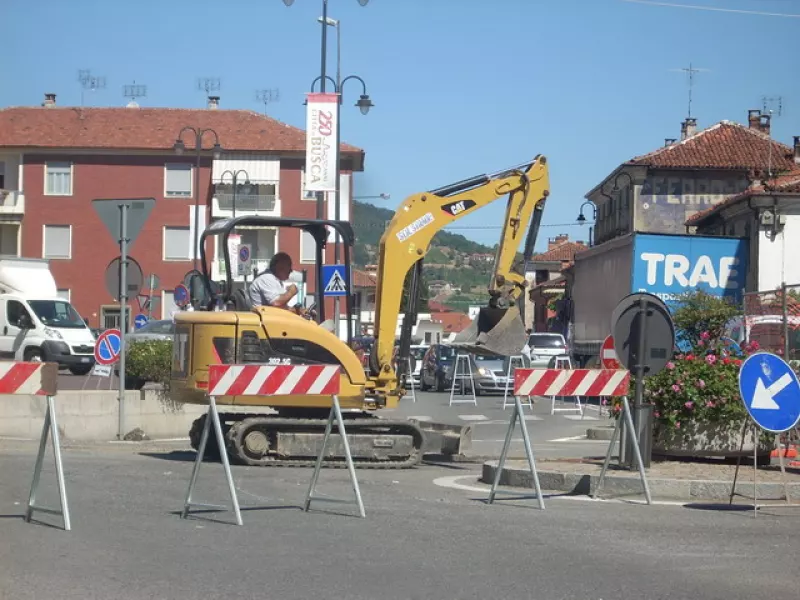 Lavori all'altezza della rotatoria nei pressi di via Umberto I