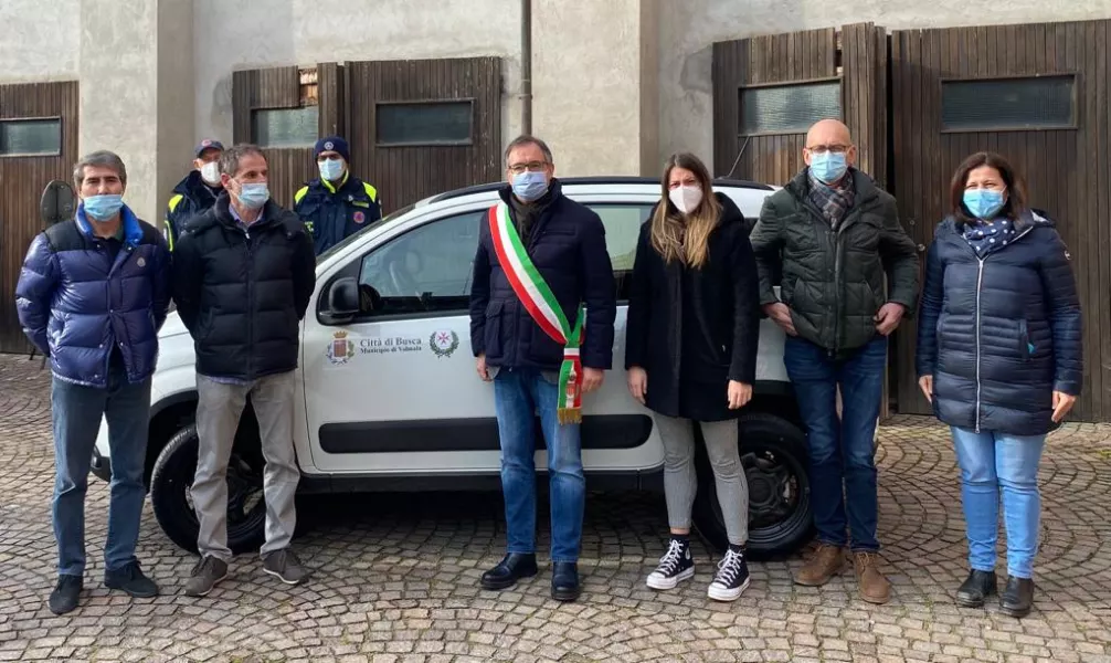 Sindaco, pro-sindaco e giunta comunale alla consegna della nuova auto destinata al municipio di Valmala