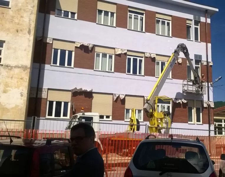 Il cantiere della scuole medie, qui l'ala appena ridipinta, in pieno sole