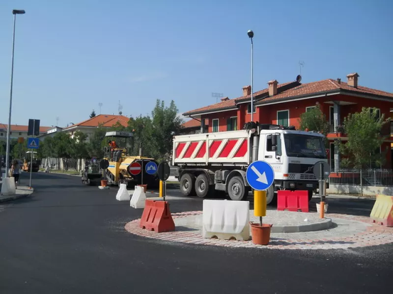  La rotonda con spartitraffico all’incrocio tra corso Giolitti e viale Concordia