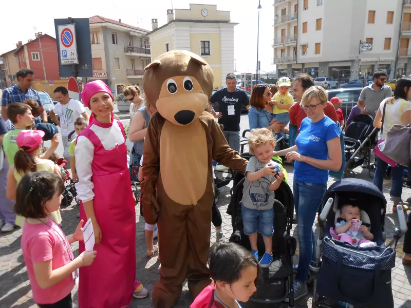 BUSCAMMINA. Tanti bambini per Masha e Orso