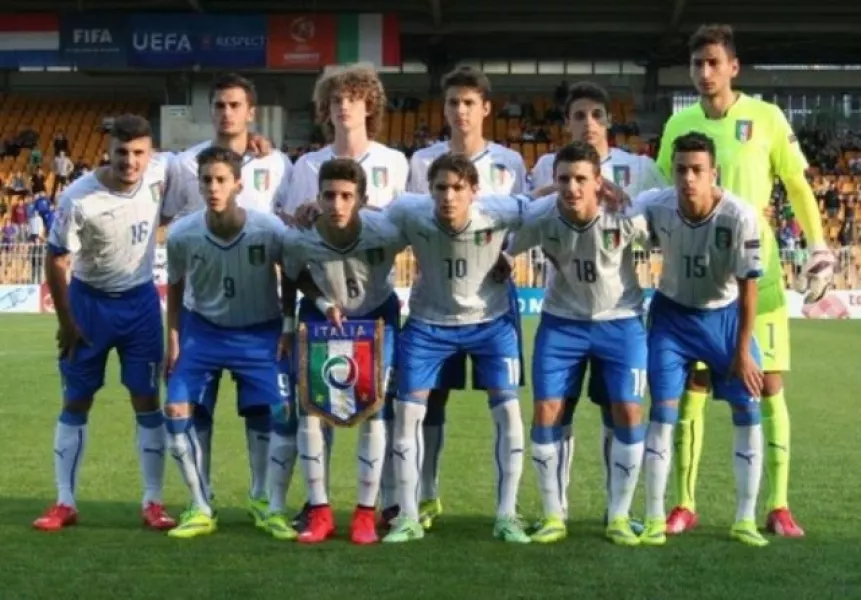 La nazionale under 17 in posa ieri prima della partita. Federico Giraudo, che gioca nelle squadre giovanili del Torino, è il terzo da sinistra in seconda fila