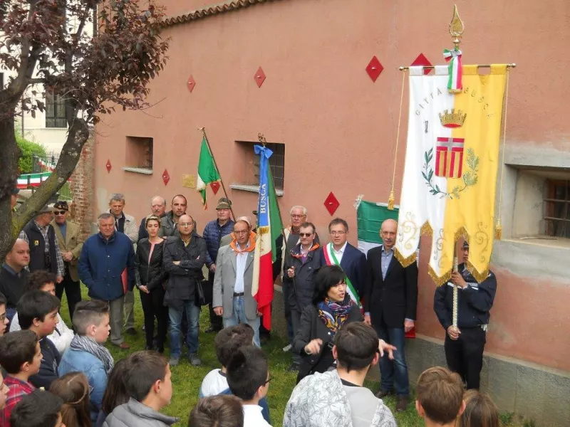 Lo scoprimento della targa questa mattina al parco della Resistenza