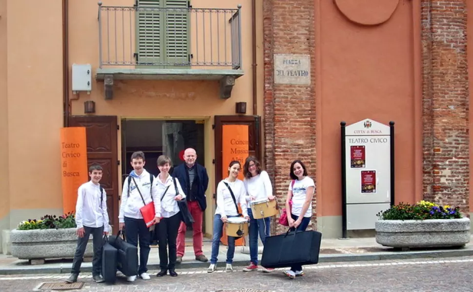 Alcuni ragazzi partecipanti al concorso davanti al Teatro Civico