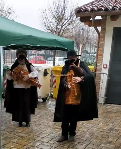 Cristina Demarchi e Dante Bruno hanno portato ieri la musica natalizia sotto le fineste della casa di riposo Santissima Annunziata