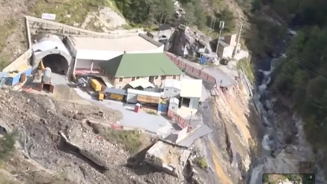 Un'immagine da internet. La massicciata della strada in entrata dalla Francia nella galleria del Tenda è collassata in seguito all'alluvione del 2 ottobre scorso