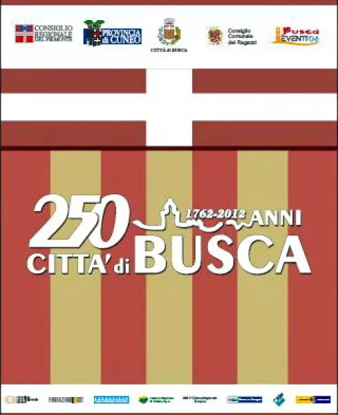 La bandiera di Busca, elaborata per l'occasione con  i colori storici dello stemma della città, è il simbolo dei festeggiamenti 