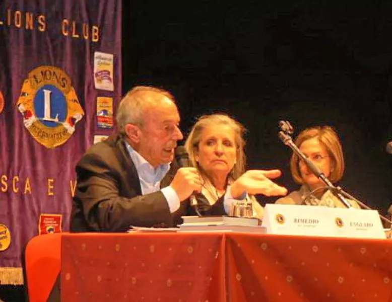 Beppino Englaro sul palco del Teatro Civico 