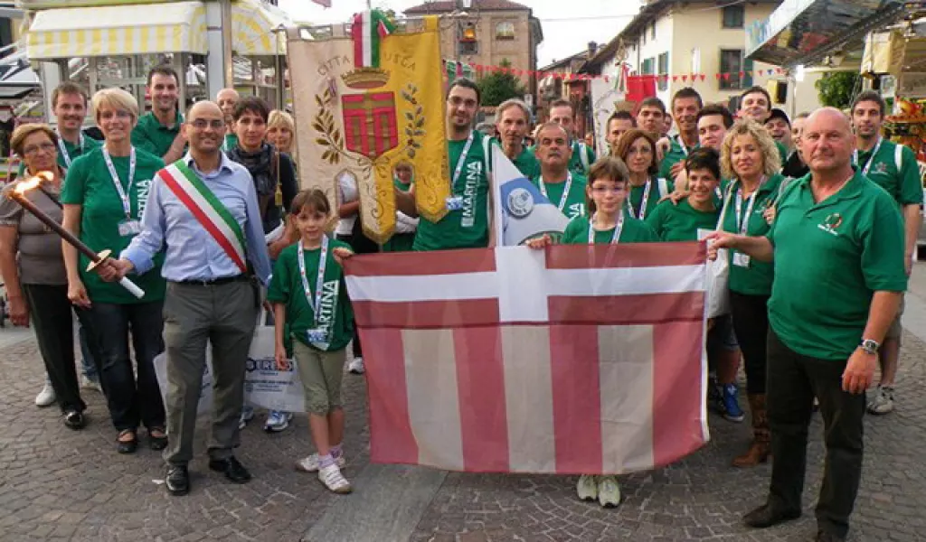 La squadra di Busca durante l'inaugurazione delle Olimpiadi dei  Comuni 2012