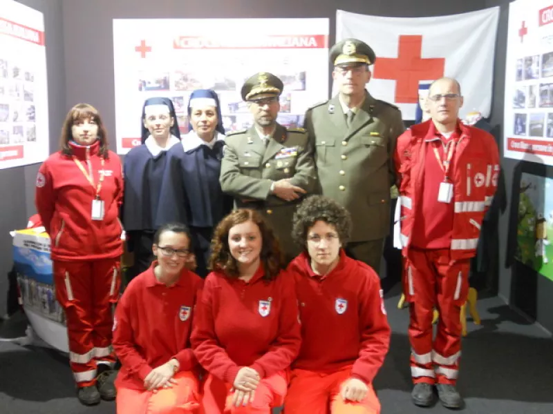 I rappresentanti delle componenti della Croce Rossa Italiana a Saluzzo di fronte allo stand dell'associazione durante la Fiera del Volontariato 