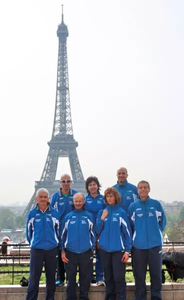 Gli atleti della Podistica Buschese che hanno partecipato alla Maratona di Parigi