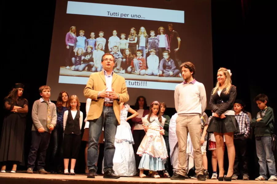 Un momento della serata: sul palco insieme con i giovanissimi attori, gli insegnanti, Giulia Brennna e Omar Ramero, e il vicesindaco, Marco Gallo 