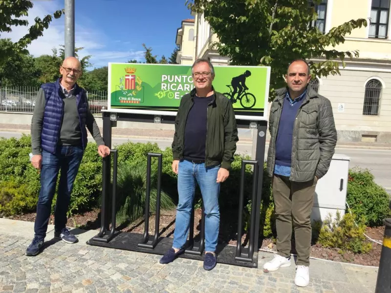 Il sindaco, Marco Gallo (al centro) e gli assessori alla Collina e alla Montagna Ezio Donadio e all'Ambiente Diego Brassi di fronte alla nuova stazione per e-bike in piazza Regina Margherita