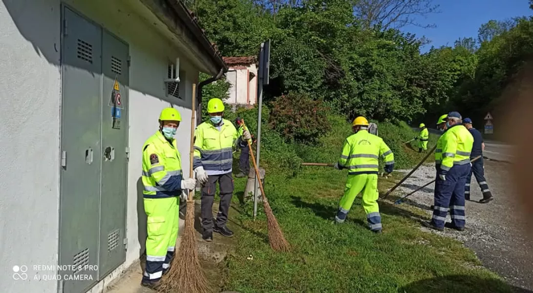 Sabato 23 maggio ripuliti  dai volontari della Protezione civile comunale il Ponte Stretto, l’area del cippo di Pantani in cima alla Colletta, l'ingresso e i sentieri delle cave di alabastro rosa