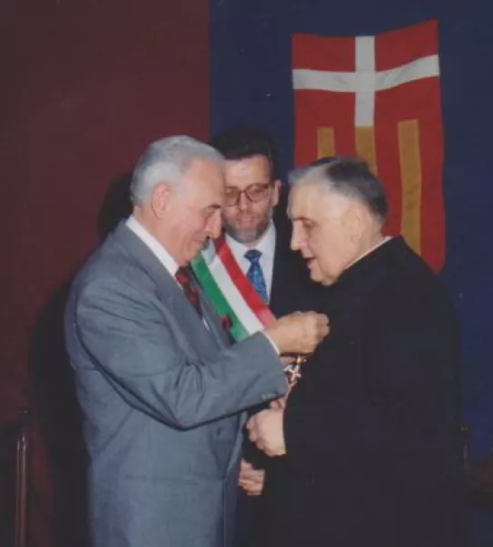 Francesco Fino è cittadino onorario di Busca. Qui nel maggio 1993 con il senatore Giuseppe Fassino e il sindaco Teresio Delfino mentre riceve la cittadinanza onoraria e l’onorificenza di Cavaliere della Repubblica 