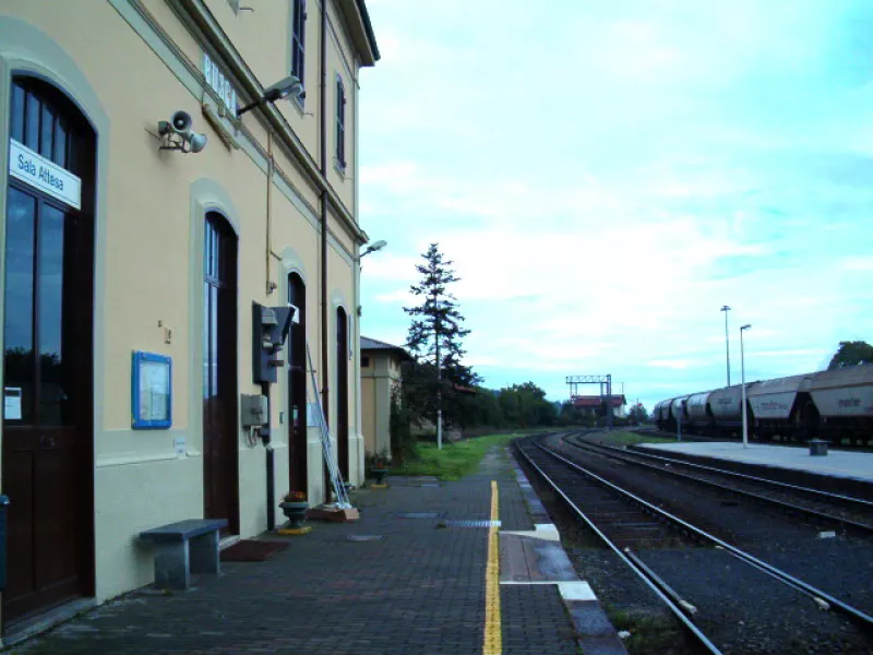 La stazione di Busca. Il sindaco è sostenitore del trasporto su rotaia. Sua la proposta di  rilanciare la linea Saluzzo-Cuneo con più corse e servizi, come 'metropolitana leggera'