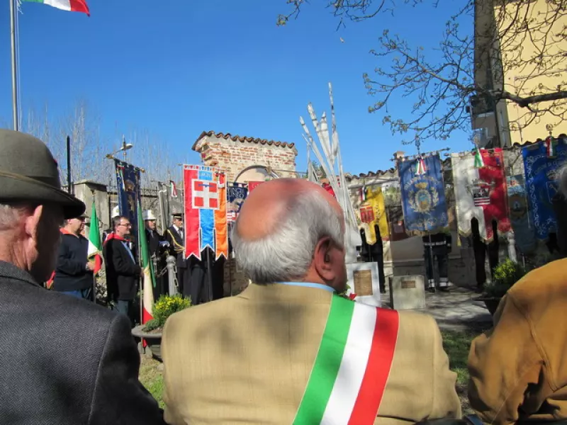 Il gonfalone di Busca tra altri 13 presenti alla commemorazione