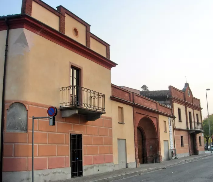 La casa che il medico ed artista  Ernesto Francotto donò  al Comune  ora è una galleria d'arte e sede della Busca Eventi