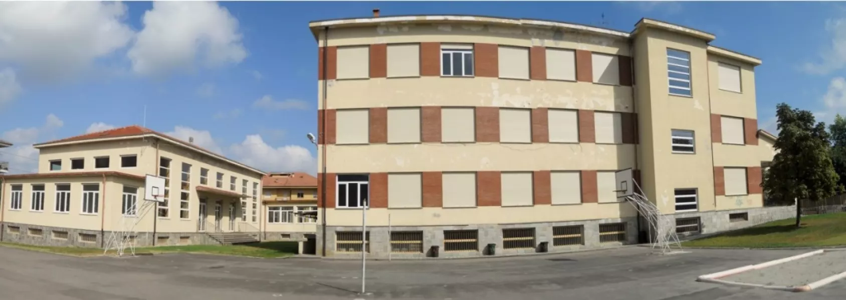 L'edificio delle scuole medie. Il progetto per della sua costruzione è del 1960 