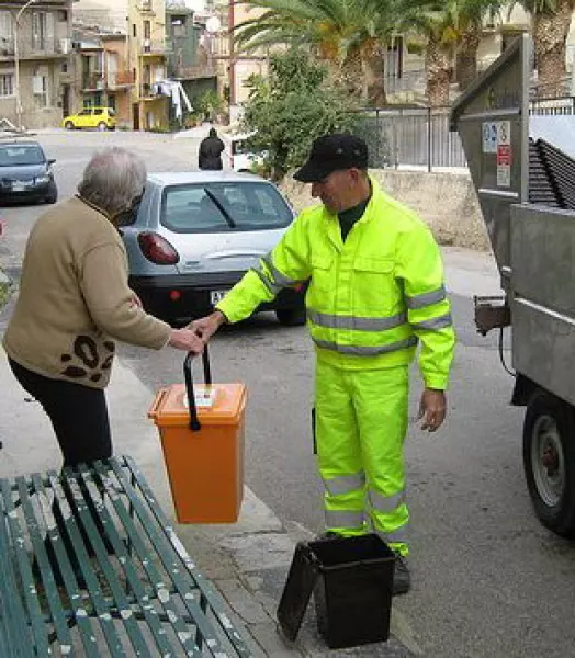 Con il sistema porta  a porta ogni famiglia deve munirsi di cestelli e sacchetti per i diversi materiali