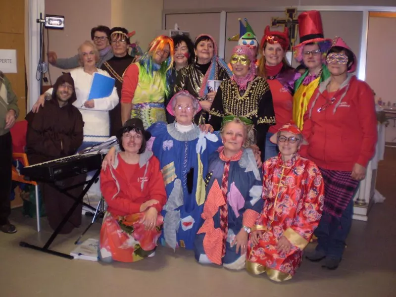 Tutti in maschera lo scorso 1 febbraio alla casa di riposo comunale Santissima Annunziata in occasione del concerto di carnevale del coro amatoriale del Civico istituto musicale Vivaldi