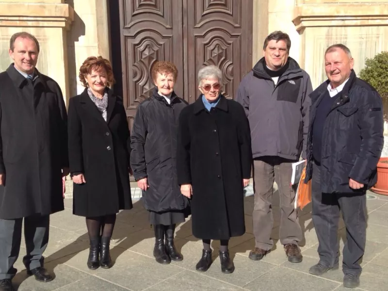 Le suore Giuseppine, al centro, accolte dal sindaco di Tarantasca, Bruna Giordano, dall'assessore del Comune di Busca Gian Franco Ferrero e dal parroco don Roberto Bruna