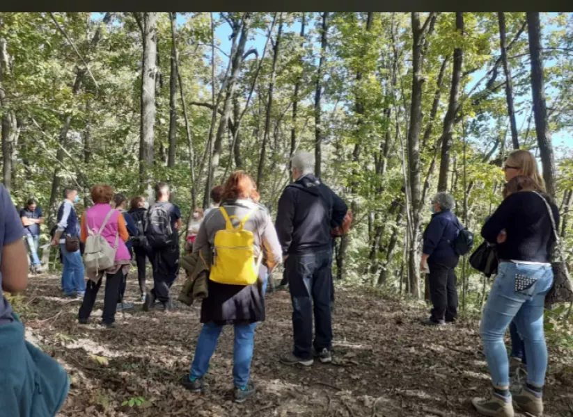 Molti  partecipanti domenica scorsa alla “Grande passeggiata nel bosco” del parco del Roccolo