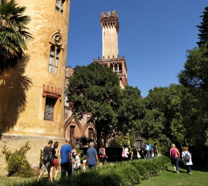 Domenica prossima dalle 14 escursioni guidate nel parco su un percorso di circa tre chilometri voluto dalla Marchesa Costanza Alfieri che si snoda tra le distese di iperico, la valle delle felci, il belvedere ed il padiglione del tè. Iniziativa di  Persone Patrimonio d’Impresa in collaborazione con gli accompagnatori EmotionAlp