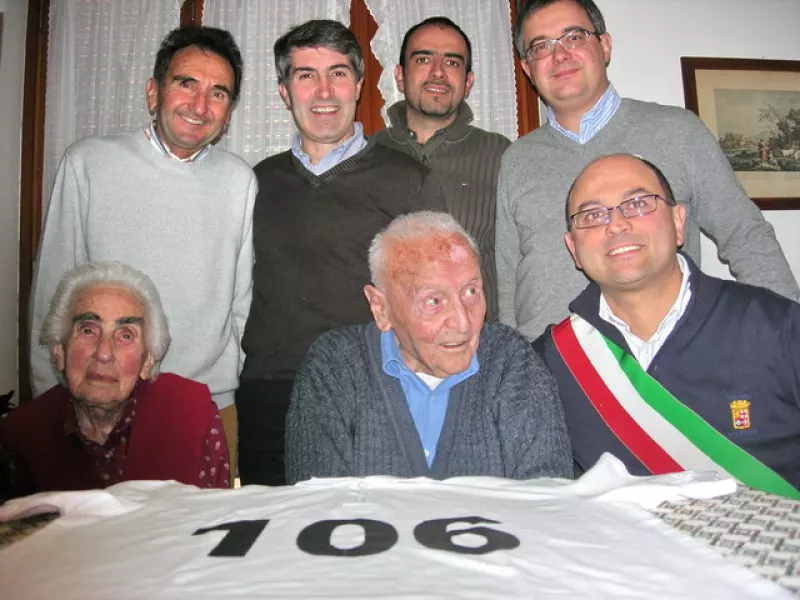 Al centro della foto il festeggiato con la moglie Eugenia e sindaco, Luca Gosso; in piedi il figlio Franco, l'assessore Gianmichele Cismondi, il consigliere comunale Diego Brassi e il vice-sindaco, Marco Gallo. In primo piano la maglietta regalata dall'amministarzione comunale con la scritta 106