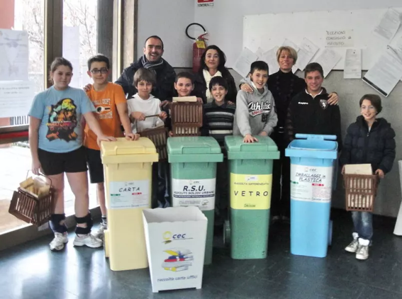 I ragazzi del Consiglio comunale junior, con loro sindaco Samuele Galfrè, i consiglieri comunali Diego Bressi e Beatrice Sartori e la funzionaria del Cec Simona Testa con il nuovo materiale per la raccolta differenziata