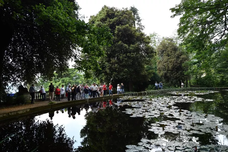 Lo stagno nel parco del Castello del Roccolo, un giardino plurisecolare che si estende intorno al maniero neogotico con un suggestivo percorso naturalistico e storico