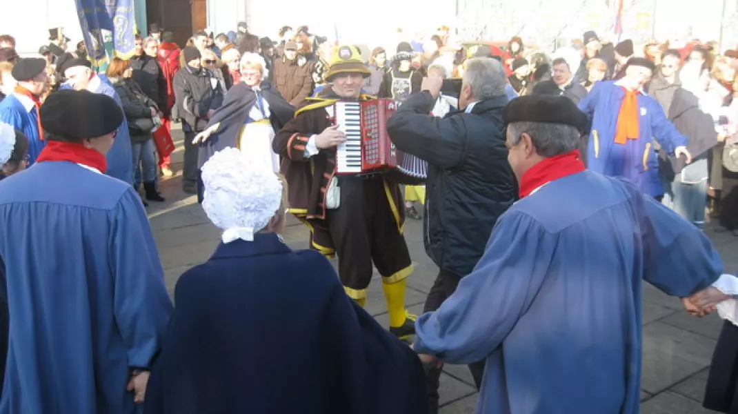 Micun suona la fisarmonica a Torino in piazza Castello