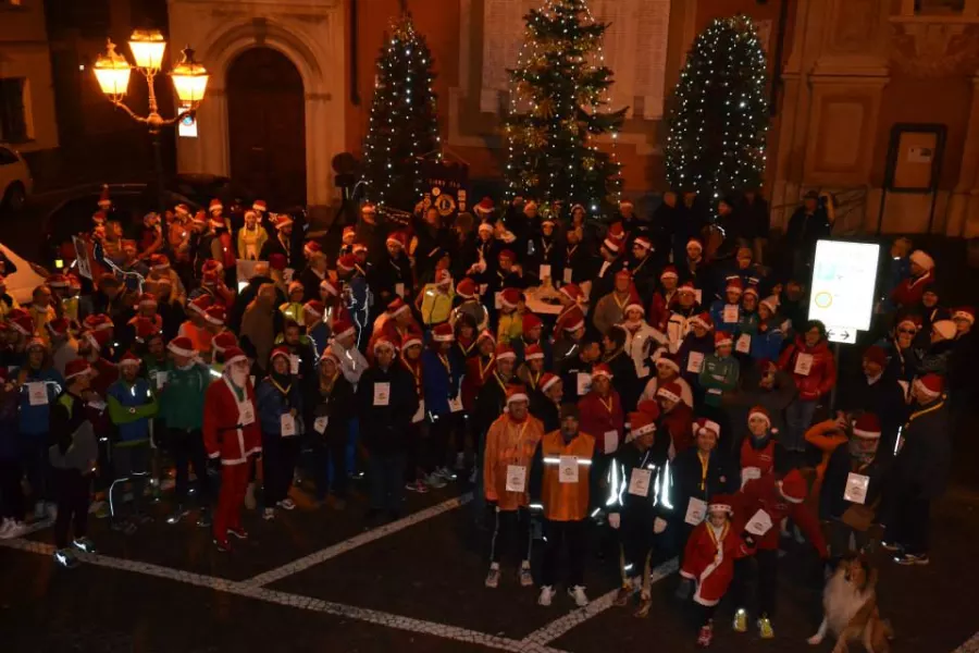 La passeggiata di Natale del Lions Club Busca e valli del 19 dicembre scorso è stata l'occasione per raccogliere fondi destinati all'acquisto di un cane-guida per ciechi