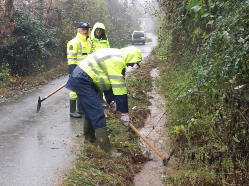 I volontari impegnati in collina e lungo i corsi d'acqua