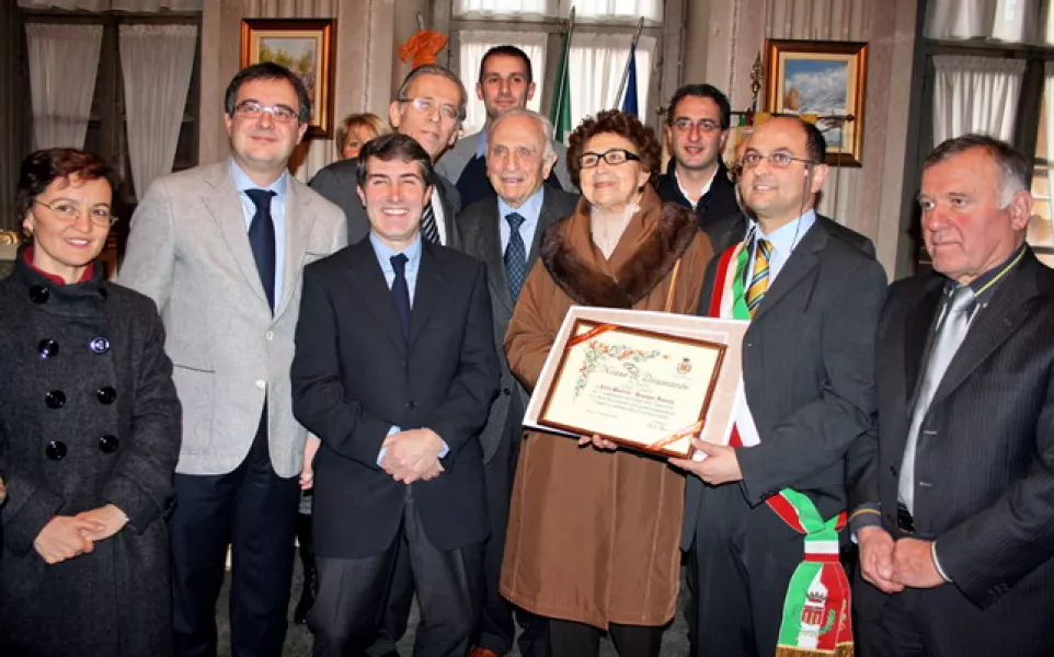 Nel 2009 fra le coppie celebrate anche Lidia Mandrile e Giuseppe Fassino. Il senatore, mancato a fine 2012, e sua moglie festeggiavano quell’anno il sessantesimo anniversario delle nozze