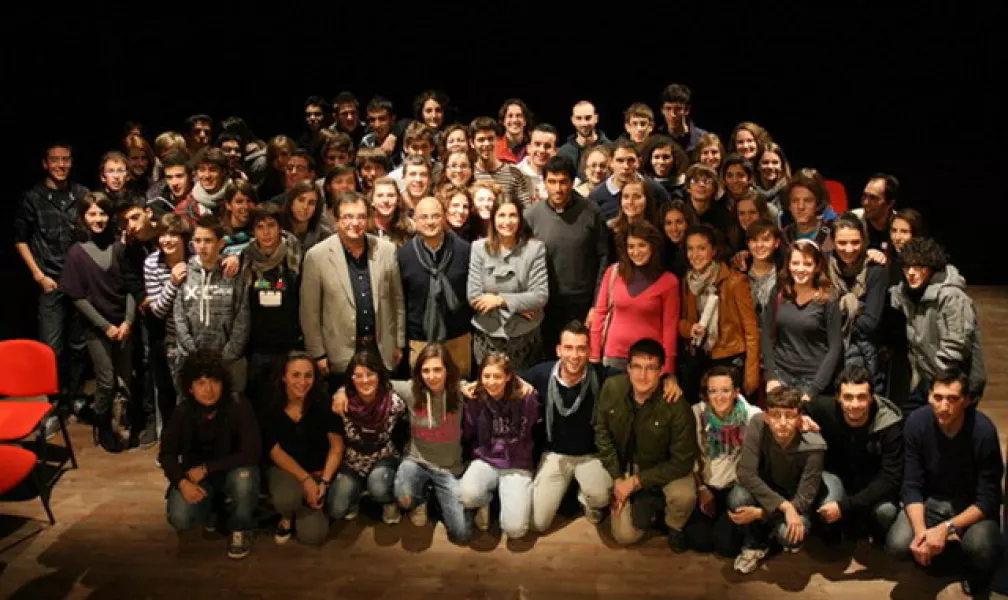 L'attrice al centro della foto con i ragazzi dell'oratorio parrocchiale, il vice-parroco, Matteo Monge, il sindaco, Luca Gosso, ed il vice-sindaco, Marco Gallo