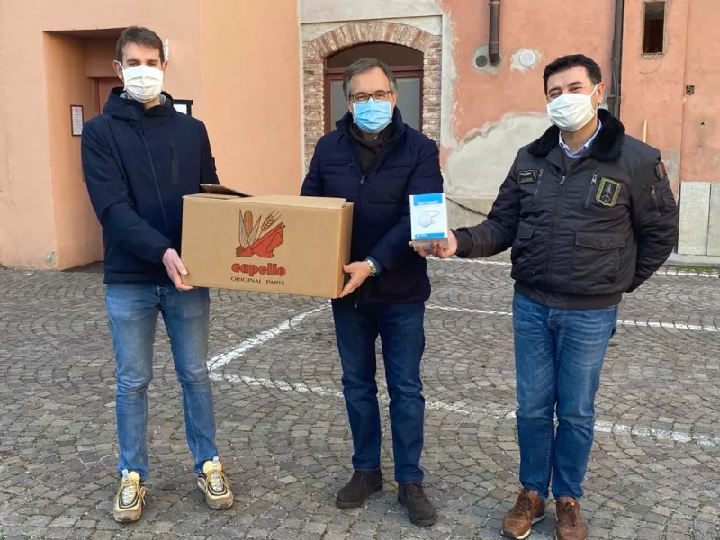 I fratelli Alberto e Andrea Capello consegnano le mascherine al Sindaco