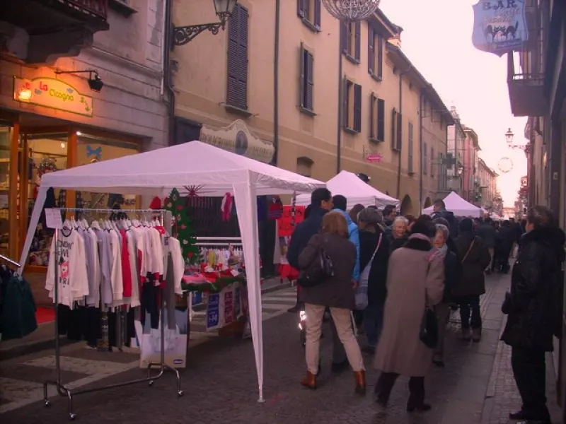 Tra le iniziative per incentivare gli acquisti in centro citta domenica 14 dicembre la giornata del Mercatino di Natale