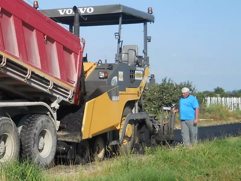 Mezzi in un cantiere stradale lungo una via comunale