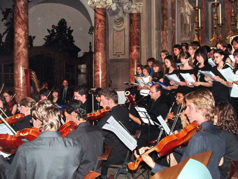 Il coro e l'orchestra Vivaldi durante un concerto nella chiesa della Rossa