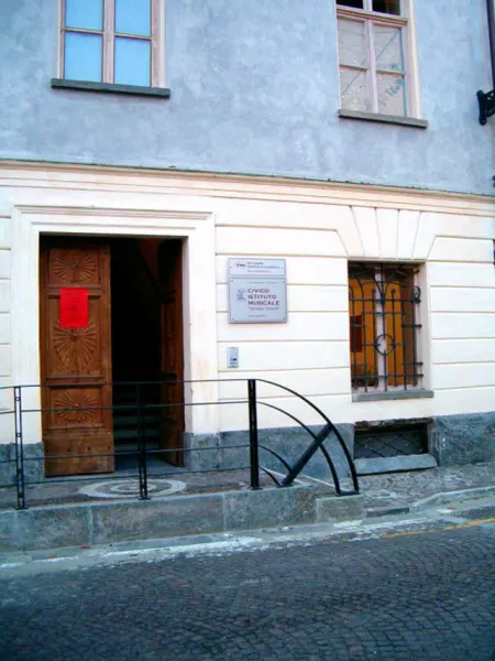 La sede dell'Istituto comunale culturale, nel Palazzo della Musica, in piazza della Rossa 1