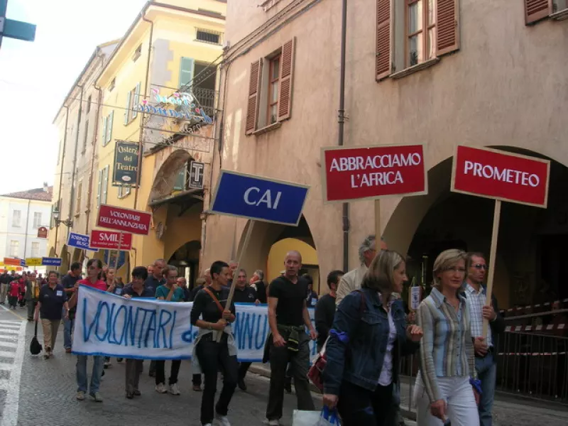 Le associazioni sfilano in centro città: comincia così Busca in Piazza