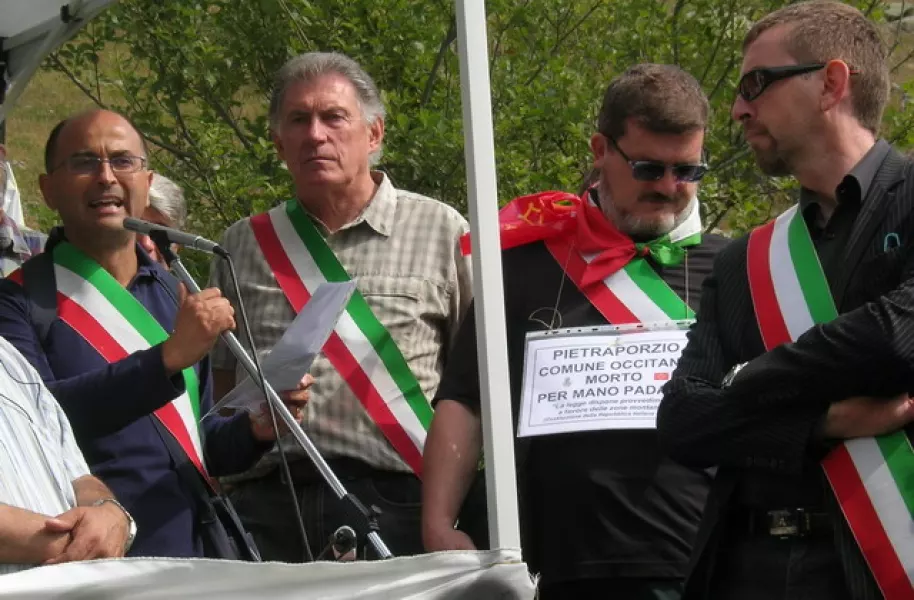 Il sindaco Luca Gosso a Pian del Re durante la manifestazione di venerdì scorso