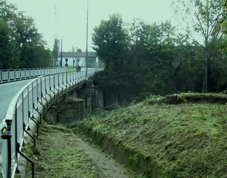 Le sponde all'altezza del ponte di via Villafalletto dopo la pulitura