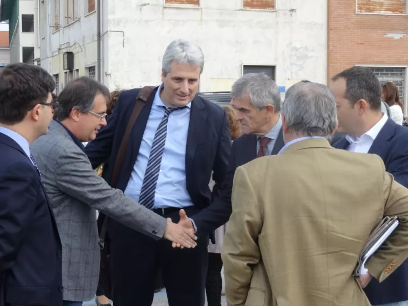 Federico Borgna, al centro, fra il sindaco di Busca, Marco Gallo,  e il presidente della Regione, Sergio Chiamparino