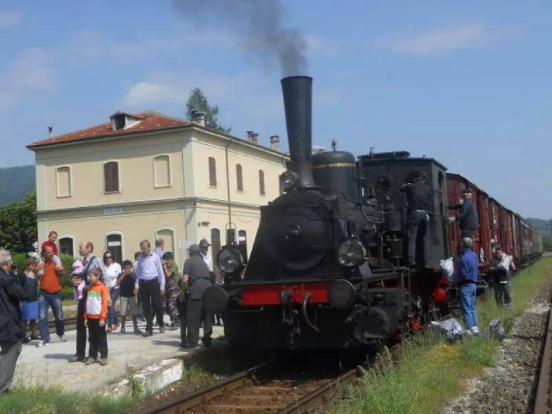 La stazione di Busca, chiusa da due anni,  rivive soltanto in  rare occasioni turistiche